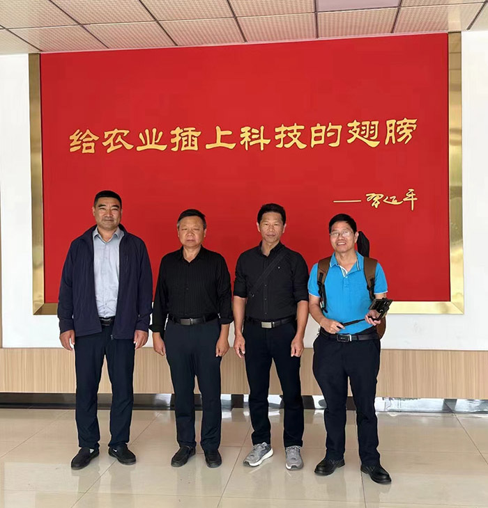 廣東省普寧市農(nóng)科所馮順洪所長、國家甘薯產(chǎn)業(yè)技術(shù)體系濟寧綜合實驗站黃成星站長來金藤公司指導
